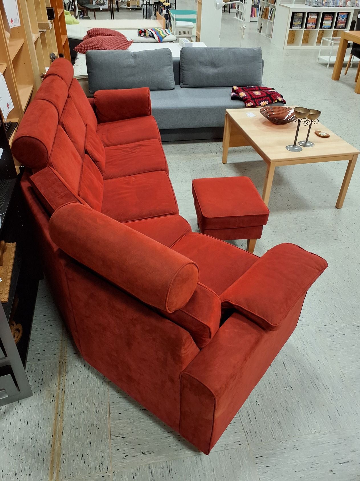 Rød 4-5 pers sofa m skammel